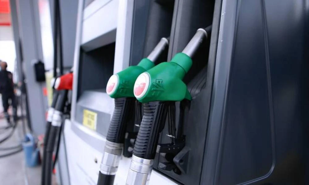 Καύσιμα: Κλέβουν τη βενζίνη με λάστιχο από τα ρεζερβουάρ (βίντεο)